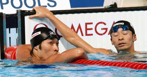男子２００メートル背泳ぎ決勝　メダルを逃しぼうぜんとする萩野公介（左）と入江陵介