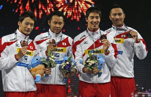 男子４００メートルメドレーリレー決勝で銅メダルを獲得した日本チーム