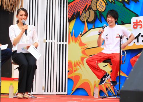 ナビゲーターを務める田中理恵（左）と笑顔でトークショーを行う内村
