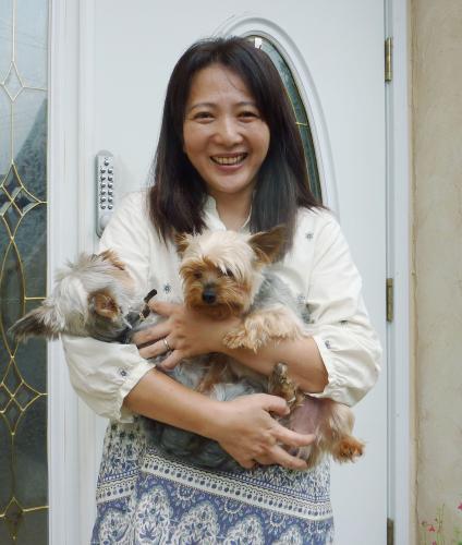 自宅前で愛犬を抱え、瀬戸大也選手の金メダル獲得を喜ぶ母一美さん
