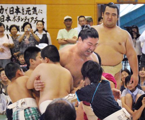 東日本大震災の復興支援イベントで地元の小学生と相撲を取る双大竜関