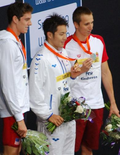 男子４００メートル個人メドレーで優勝し、表彰台で笑顔を見せる瀬戸大也（中央）