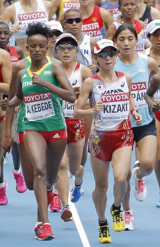 女子マラソン　スタートする木崎良子（中央右）と野口みずき（同左）