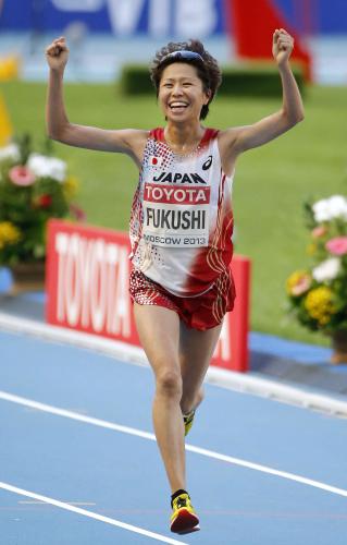 女子マラソンで３位となり、ガッツポーズでゴールする福士加代子