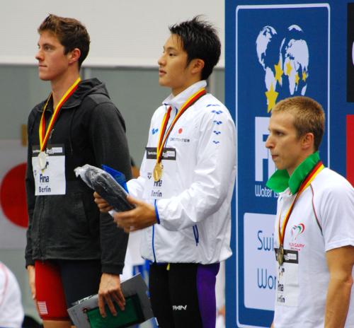 男子４００メートル個人メドレーで短水路日本新で優勝し、表彰式で笑顔を見せる瀬戸大也（中央）
