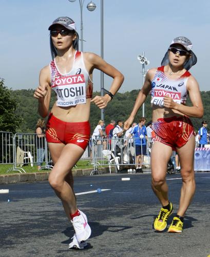女子20キロ競歩　26位の大利久美（左）と29位の渕瀬真寿美