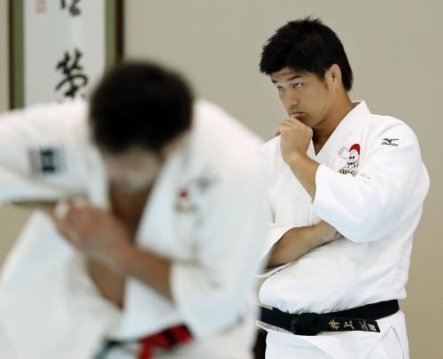 柔道の世界選手権に向けた合宿で、日本代表の練習を見詰める井上康生監督