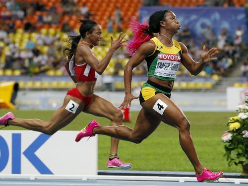 女子１００メートル決勝　10秒71で優勝したシェリーアン・フレーザープライス。左は４位のイングリッシュ・ガードナー