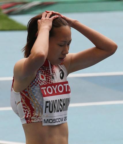 女子２００メートル予選で６位に終わり、悔しそうに髪をかき上げる福島