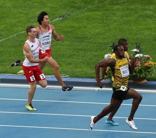 男子２００メートル準決勝、力走する飯塚（左から２人目）とボルト（右下）
