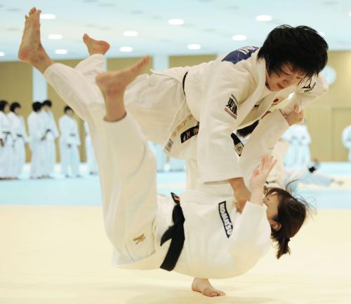 柔道の世界選手権に向けた合宿で練習する浅見八瑠奈（上）