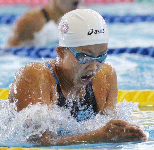 女子２００メートル平泳ぎで優勝し、２連覇を達成した武蔵野・渡部