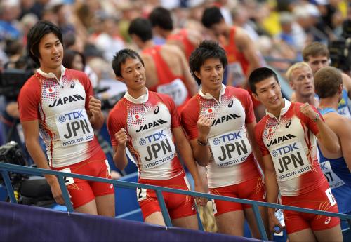 決勝進出を喜ぶ日本の４００リレーメンバー