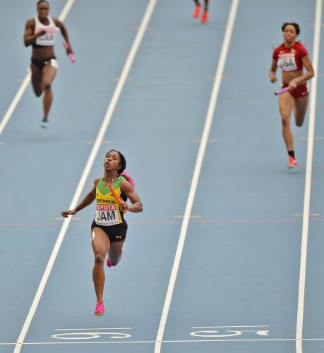 女子４００メートルリレー、トップでゴールに向かうジャマイカのアンカー、フレーザープライス