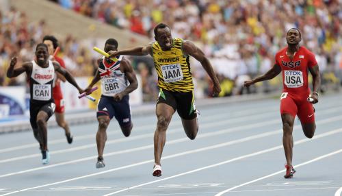 ４００メートルリレーで優勝したジャマイカのボルト（右から２人目）