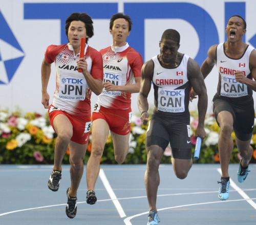 男子４００メートルリレー決勝、高瀬（左から２人目）からバトンを受けたアンカーの飯塚