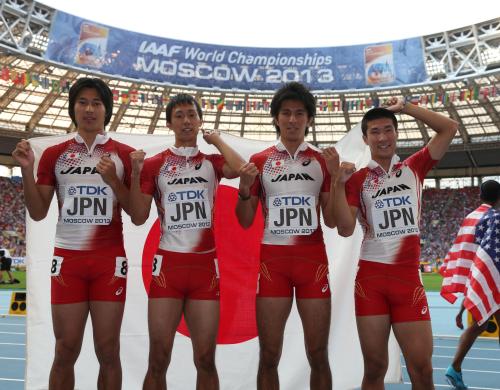 ＜男子４００メートルリレー決勝＞日の丸を背に笑顔の（左から）飯塚、高瀬、藤光、桐生
