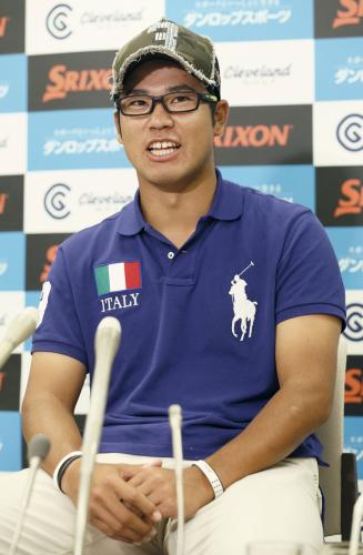 成田空港で記者会見する、来季の米ツアー出場資格を獲得した松山英樹