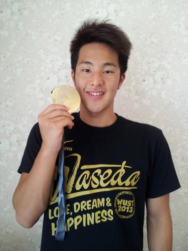 金メダルを手に笑顔の男子４００メートル個人メドレーの瀬戸大也