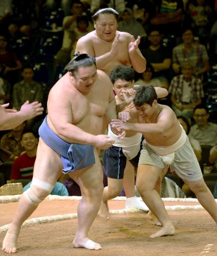 大相撲のジャカルタ場所最終日、子どもたちに稽古をつける若の里。後方は旭天鵬