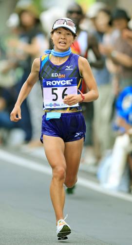 36キロ付近を力走する女子優勝の渡辺裕子