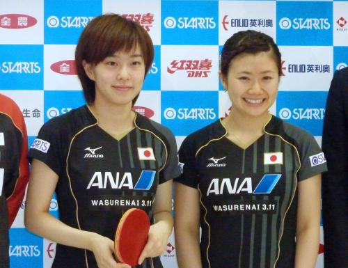 卓球女子Ｗ杯の記者会見で写真撮影に応じる石川佳純（左）と福原愛