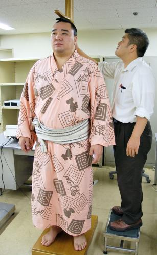 健康診断で身長測定をする大相撲の横綱日馬富士