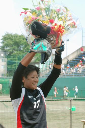 ソフトボール女子の日本リーグで単独最多の１７３勝目を挙げ、笑顔で花束を掲げるルネサスエレクトロニクス高崎の上野由岐子