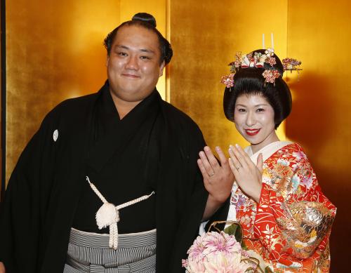 挙式後の記者会見で結婚指輪を披露する北大樹と新婦・和美さん