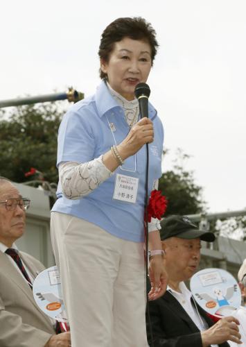 東京五輪招致を応援しようと開かれたウオーキングイベントで、参加者を激励する１９６４年東京大会の体操銅メダリスト小野清子さん