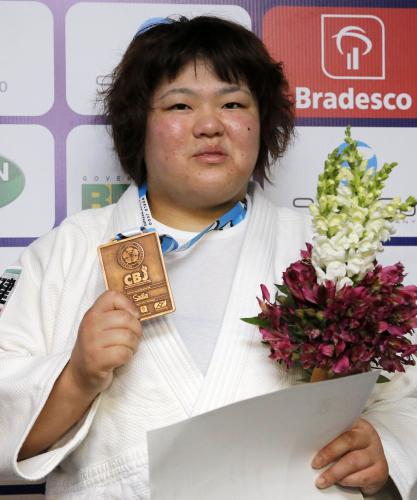 女子78キロ超級で３位となり、銅メダルを掲げる田知本愛