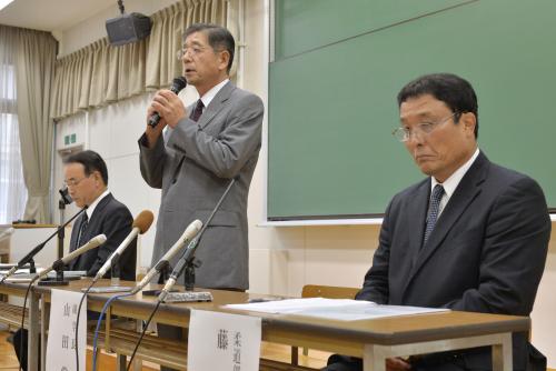 柔道部の暴行について記者会見する天理大の山田常則副学長（中央）と藤猪省太部長（右）