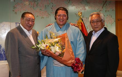 母校・日大を訪問した遠藤（中）は花束を贈られ、田中理事長（左）、大塚学長と記念撮影