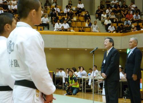 全日本ジュニア体重別選手権の開会式であいさつする全柔連の宗岡正二新会長（右から２人目）