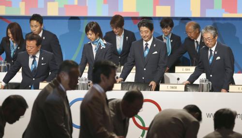 ＩＯＣ総会で東京のプレゼンテーションに臨む猪瀬直樹知事（前列左端）と安倍首相（前列左から３人目）ら