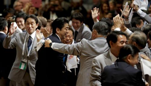 ２０２０年東京五輪開催地に決定し、喜ぶ安倍首相たち