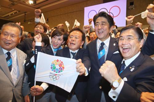 ２０２０年五輪の開催都市が東京に決まり、喜ぶ（左から）森元首相、ニュースキャスターの滝川クリステルさん、猪瀬直樹知事、安倍首相ら