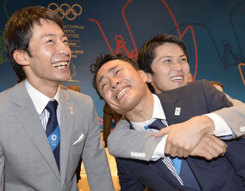 ２０２０年の五輪開催都市が東京に決まり、感極まった表情を見せる（左から）競泳の入江陵介、フェンシングの太田雄貴、千田健太の３選手