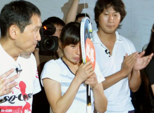 ２０２０年東京五輪での実施競技入りを逃し、涙を浮かべるスカッシュ女子の松井千夏（中央）ら関係者