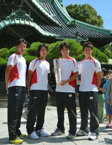 デ杯ワールドグループ入れ替え戦に向け、必勝祈願したテニス男子日本代表の（左から）伊藤竜馬、杉田祐一、添田豪、錦織圭