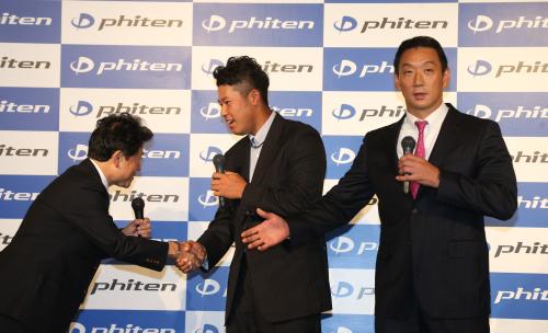 ファイテン・平田社長（左）と握手する松山（中央）、右は握手に入れずたたずむ金本氏