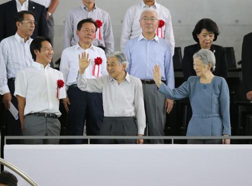 ご観覧に訪れた天皇皇后両陛下は観客の声援に手を振って応える（前列左は日本水連・鈴木大地会長、後列左から２人目は猪瀬東京都知事）