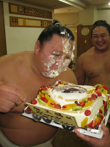 ３９歳の誕生日に朝稽古後にケーキで祝福された旭天鵬