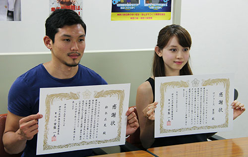 ７月に盗撮の男を捕まえ、感謝状を受け取った時の鈴木正晃（左）とロジャース里奈
