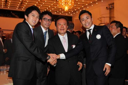笑顔で握手をかわす（左から）千田、入江、猪瀬都知事、太田ら