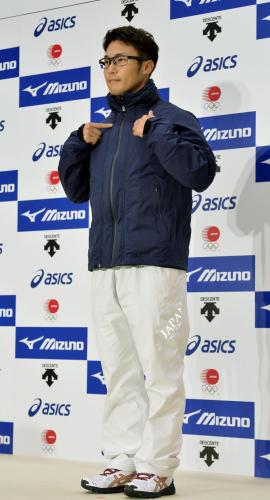 ソチ冬季五輪で日本選手団が着用する公式ウエアを披露する加藤条治