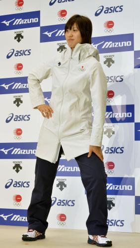 ソチ冬季五輪で日本選手団が着用する公式ウエアを披露する鈴木世奈