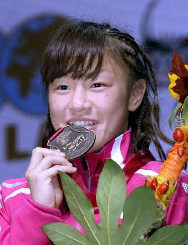 女子48キロ級で金メダルを獲得し、笑顔を見せる登坂絵莉