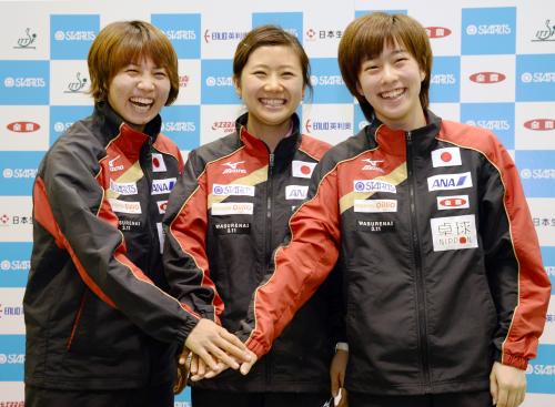 卓球女子のスターツ・ワールドカップの開幕を前に、笑顔を見せる（左から）平野早矢香、福原愛、石川佳純