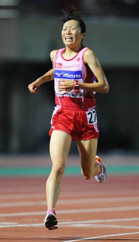 女子１万メートル、日本勢トップの32分６秒79で３位となった岡小百合